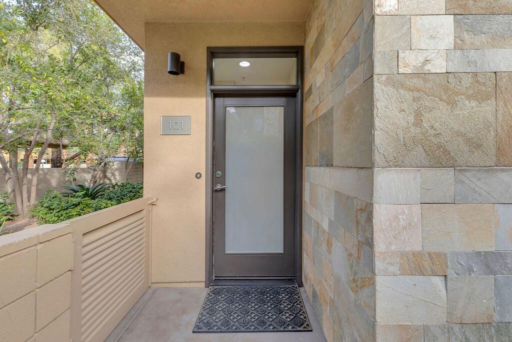 Image 6 of property listing at 910 E Palm Canyon Drive 101, Palm Springs, CA 92264