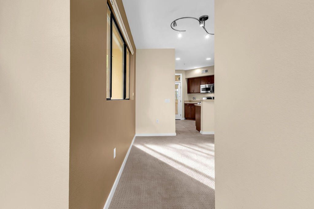 Image 7 of property listing at 910 E Palm Canyon Drive 101, Palm Springs, CA 92264