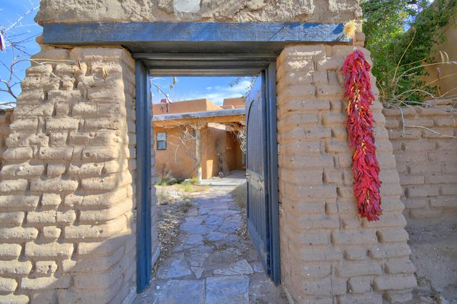 1735 Camino De La Tierra, Corrales, NM 87048