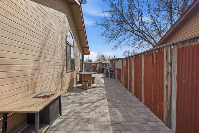 1449 SE Lostine Circle, Bend, OR 97702