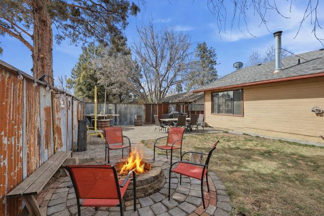 1449 SE Lostine Circle, Bend, OR 97702