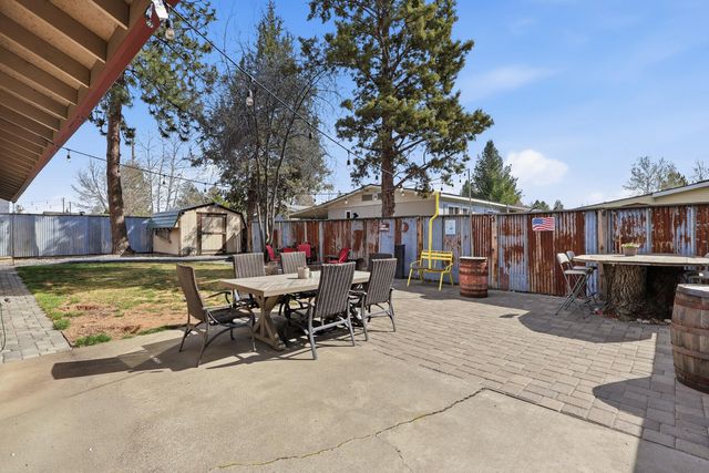 1449 SE Lostine Circle, Bend, OR 97702