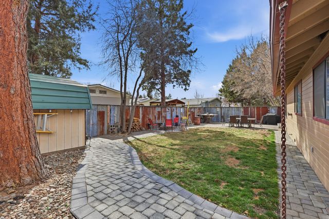 1449 SE Lostine Circle, Bend, OR 97702