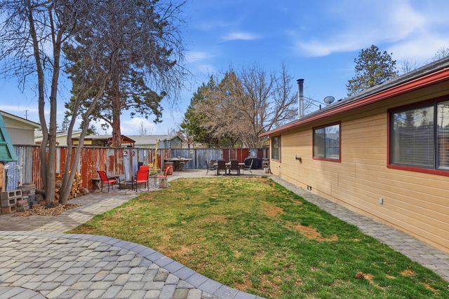 1449 SE Lostine Circle, Bend, OR 97702