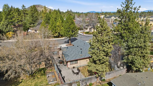 1449 SE Lostine Circle, Bend, OR 97702