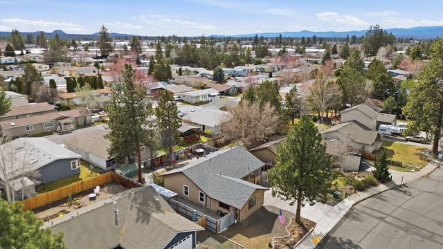 1449 SE Lostine Circle, Bend, OR 97702