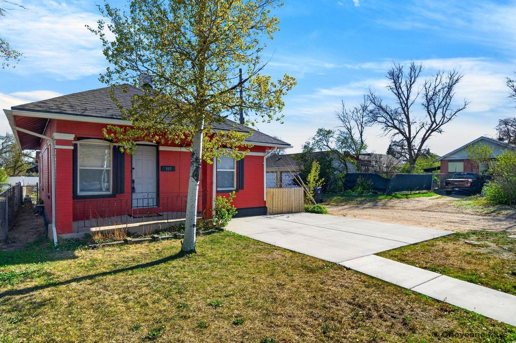 907 W PERSHING BLVD, Cheyenne, WY 82001