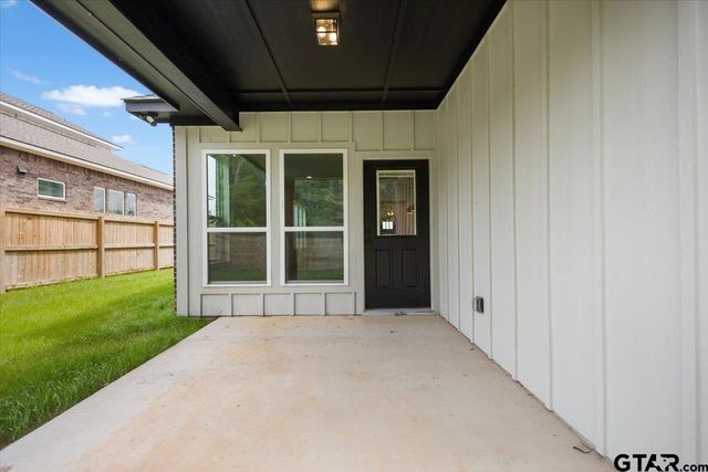 16326 Crossing Circle, Lindale, TX 75771