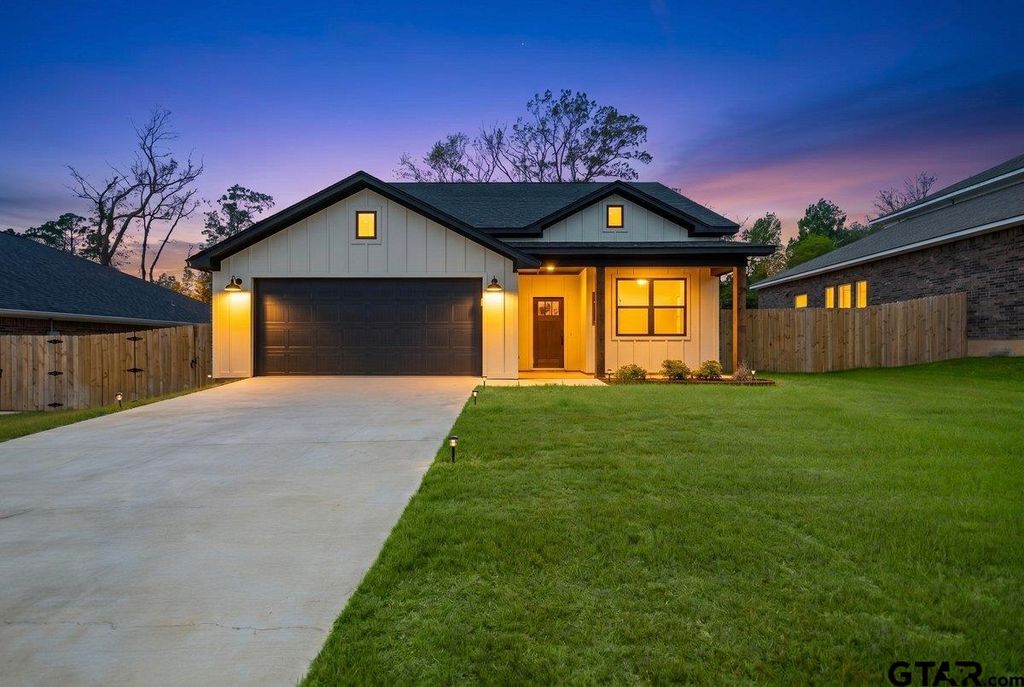 16326 Crossing Circle, Lindale, TX 75771