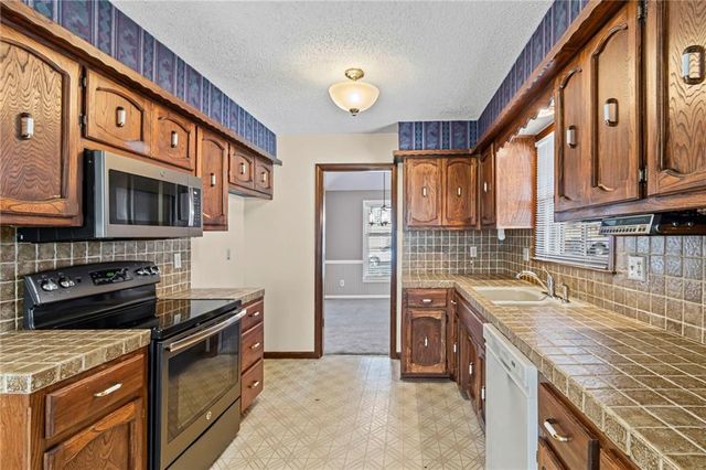 523 Lancelot Drive, Liberty, MO 64068