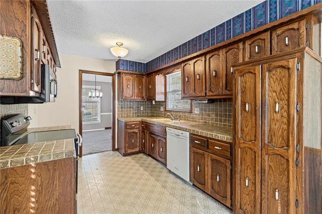 523 Lancelot Drive, Liberty, MO 64068