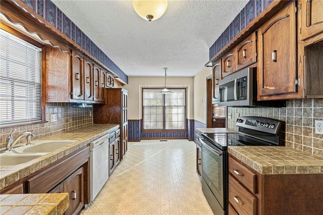 523 Lancelot Drive, Liberty, MO 64068