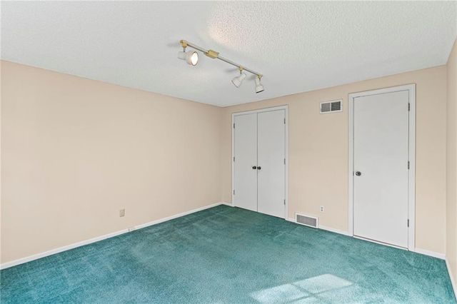 523 Lancelot Drive, Liberty, MO 64068