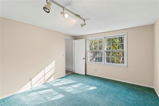 523 Lancelot Drive, Liberty, MO 64068