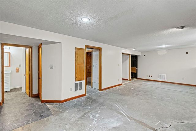 523 Lancelot Drive, Liberty, MO 64068