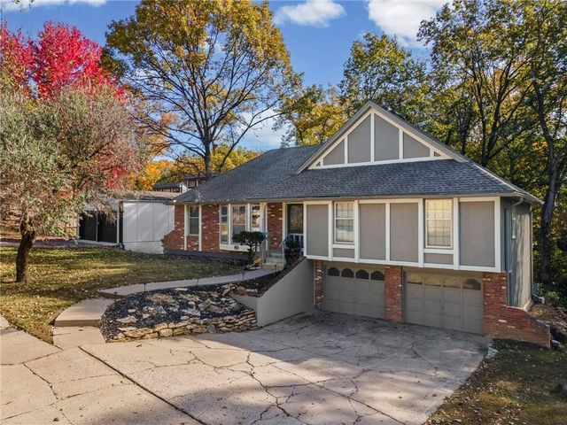 523 Lancelot Drive, Liberty, MO 64068