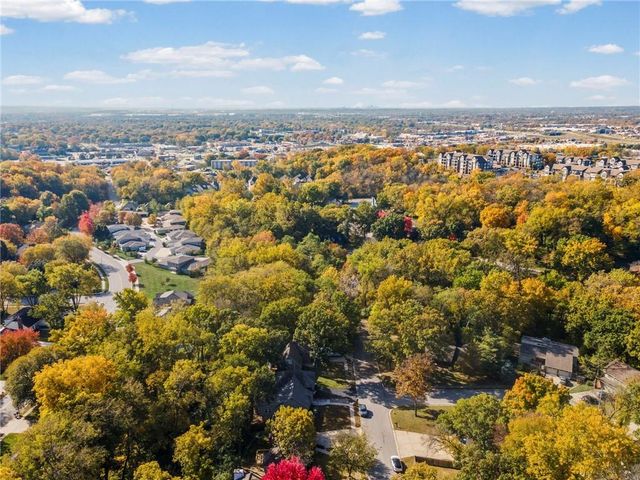 523 Lancelot Drive, Liberty, MO 64068