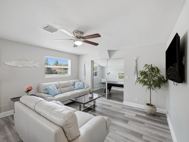 226 E Gateway Boulevard, Boynton Beach, FL 33435