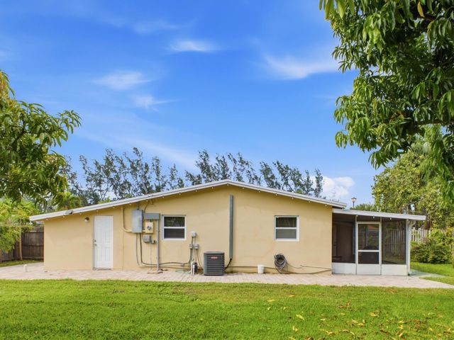 226 E Gateway Boulevard, Boynton Beach, FL 33435