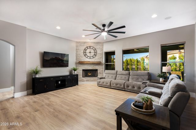 25803 N 8TH Avenue, Phoenix, AZ 85085