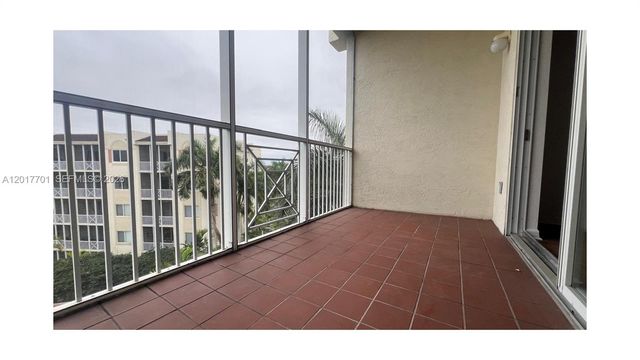3600 Oaks Clubhouse Dr 511, Pompano Beach, FL 33069