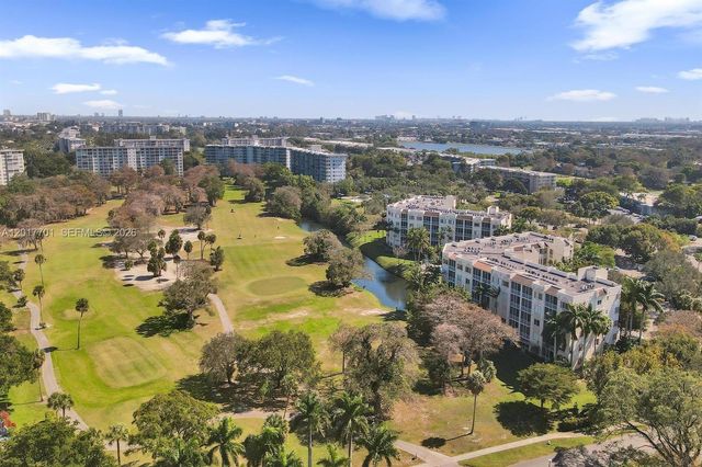 3600 Oaks Clubhouse Dr 511, Pompano Beach, FL 33069