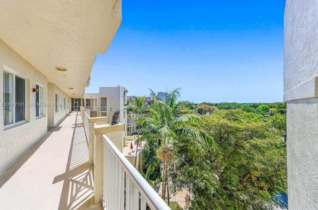 3600 Oaks Clubhouse Dr 511, Pompano Beach, FL 33069