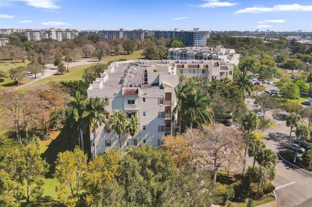 3600 Oaks Clubhouse Dr 511, Pompano Beach, FL 33069