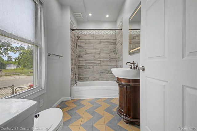 124 Henry Clay Avenue, Pontiac, MI 48341