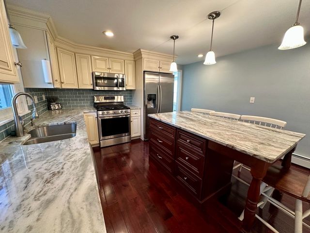 31 Whitmun Rd, Longmeadow, MA 01106