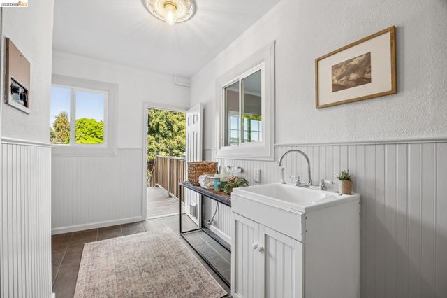 1138 Bella Vista Ave, Oakland, CA 94610