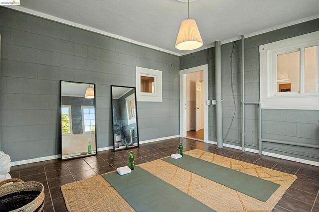 1138 Bella Vista Ave, Oakland, CA 94610