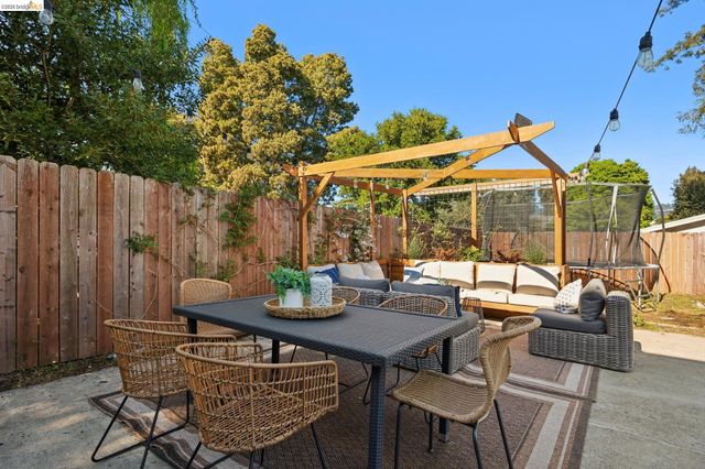 1138 Bella Vista Ave, Oakland, CA 94610