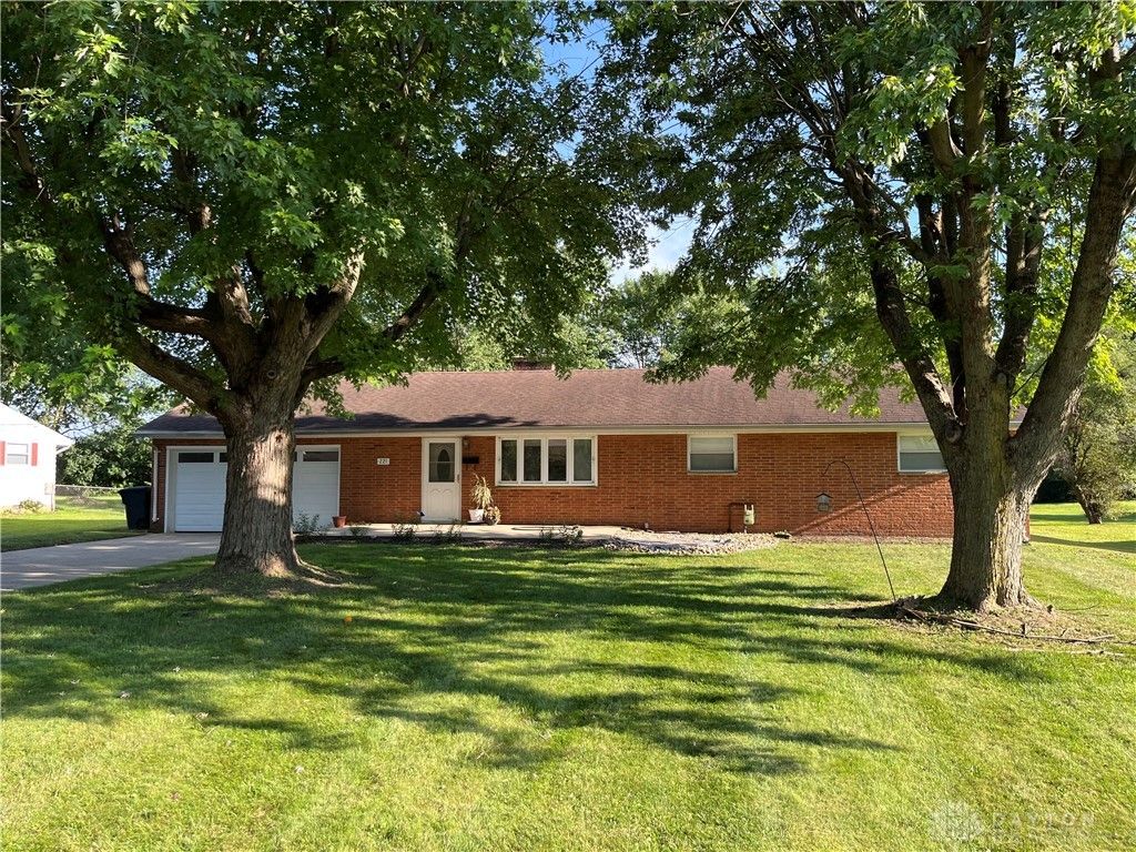 221 Royal Lane, Enon Vlg, OH 45323