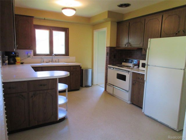 28325 Elmdale Street, St. Clair Shores, MI 48081