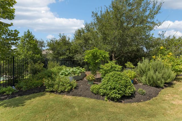 642 Jacksdaw DR, Austin, TX 78737