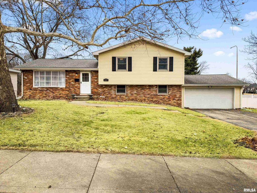 6839 N MICHELE Lane, Peoria, IL 61604