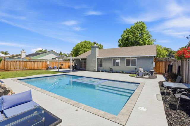 2060 Evelyns Drive, Hollister, CA 95023