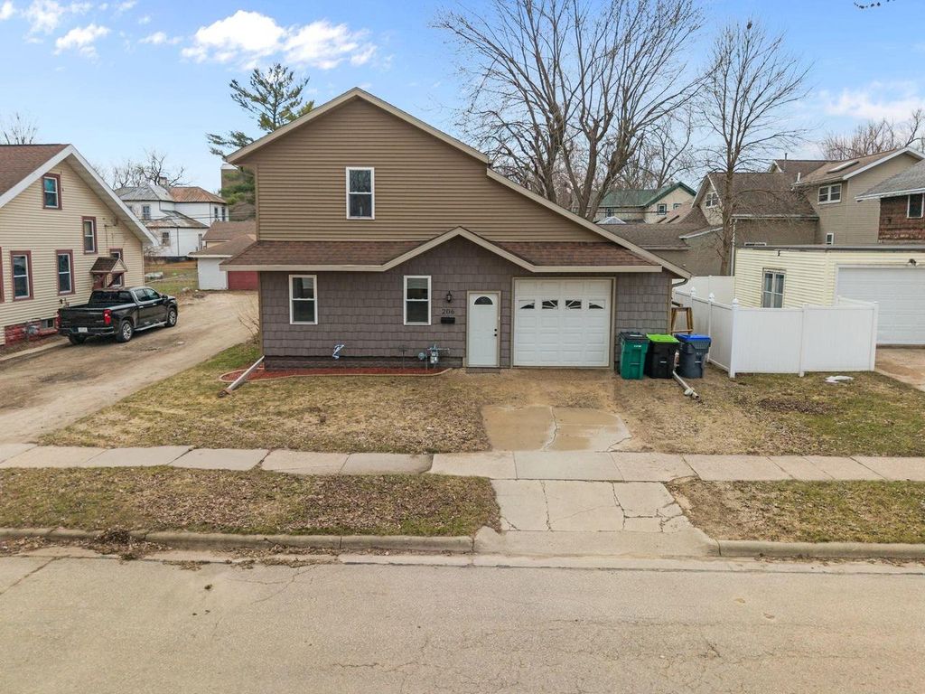 206 E SPRING STREET, New London, WI 54961