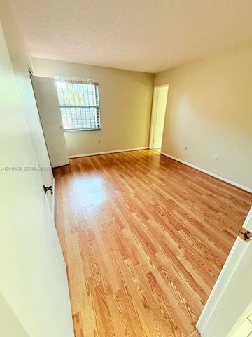 445 W Park Dr 106-4, Miami, FL 33172