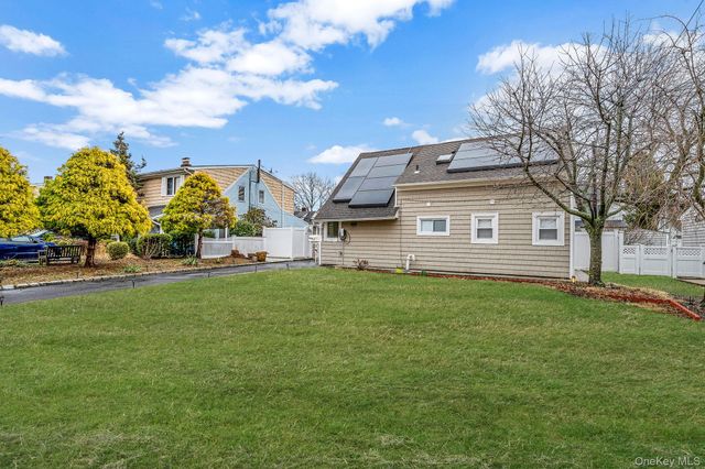 8 Bent Lane, Levittown, NY 11756