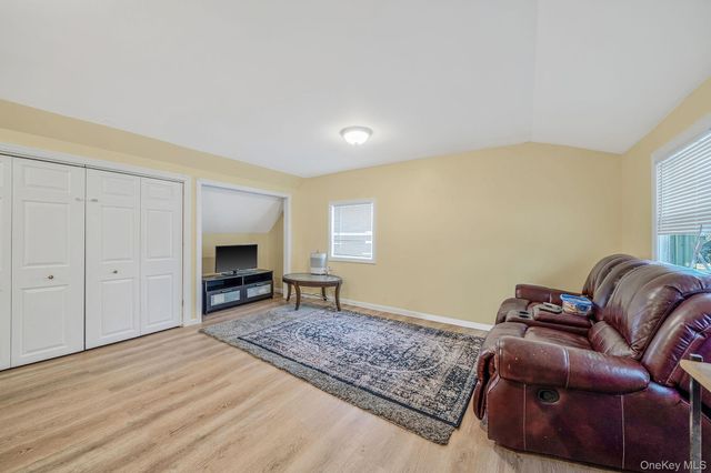 8 Bent Lane, Levittown, NY 11756