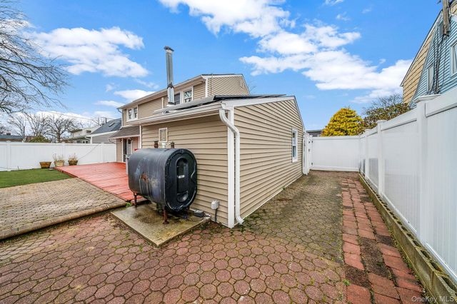 8 Bent Lane, Levittown, NY 11756