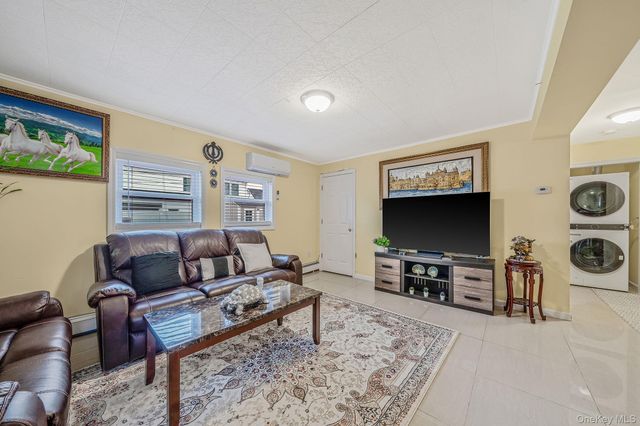 8 Bent Lane, Levittown, NY 11756