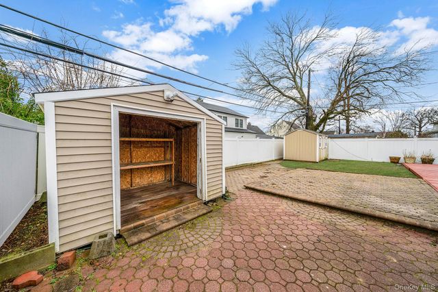 8 Bent Lane, Levittown, NY 11756