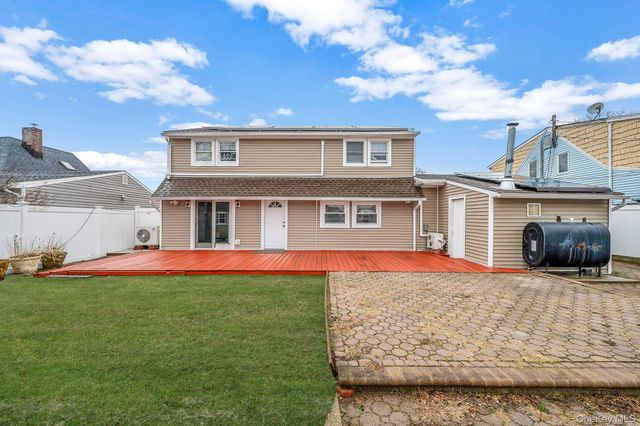 8 Bent Lane, Levittown, NY 11756