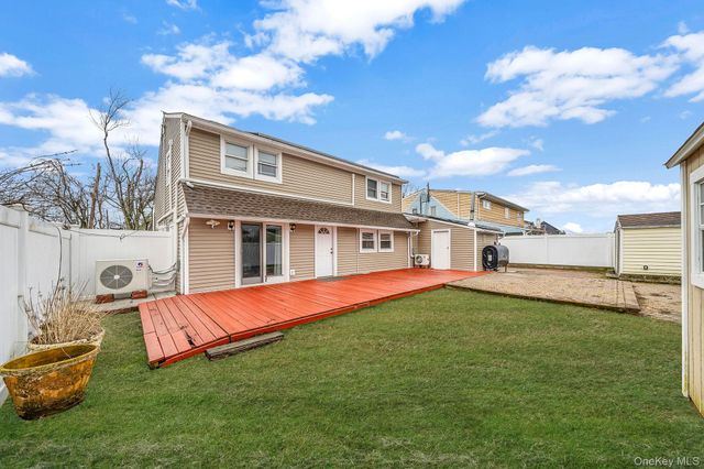 8 Bent Lane, Levittown, NY 11756