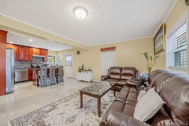 8 Bent Lane, Levittown, NY 11756