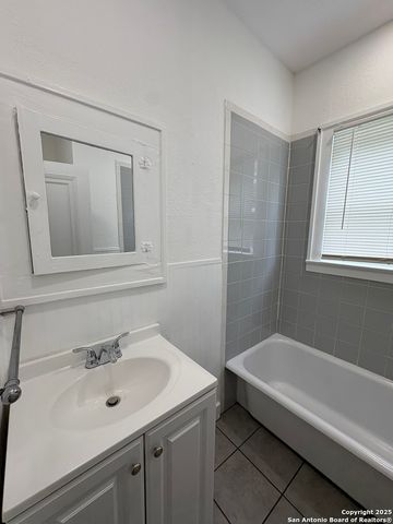 805 W Summit Ave Apt 1, San Antonio, TX 78212