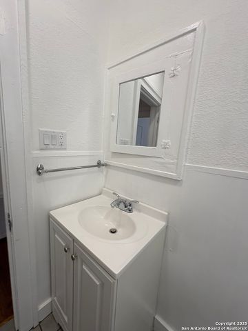 805 W Summit Ave Apt 1, San Antonio, TX 78212